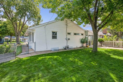18. 5900 Queen Large Backyard.jpg