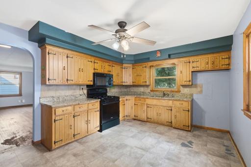 Large kitchen with Granite counter top Gas Range
