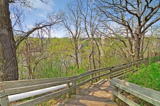 "East River Parkway travels along the east bank of the Mississippi River in Minneapolis between the University of Minnesota East Bank campus and the eastern city boundary."