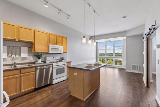 Desirable top-floor condo in the Metro Lofts building, located in the heart of St. Anthony Park.