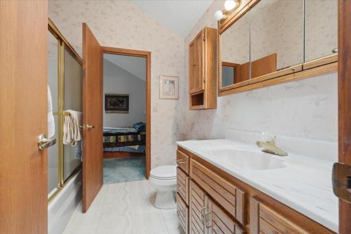 Upper level full bath attached to the primary bedroom