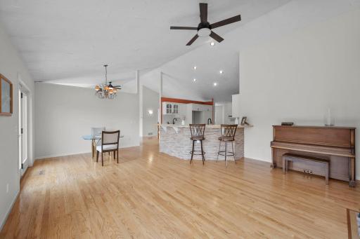 46-web-or-mls-N6690 870th St-214.jpg