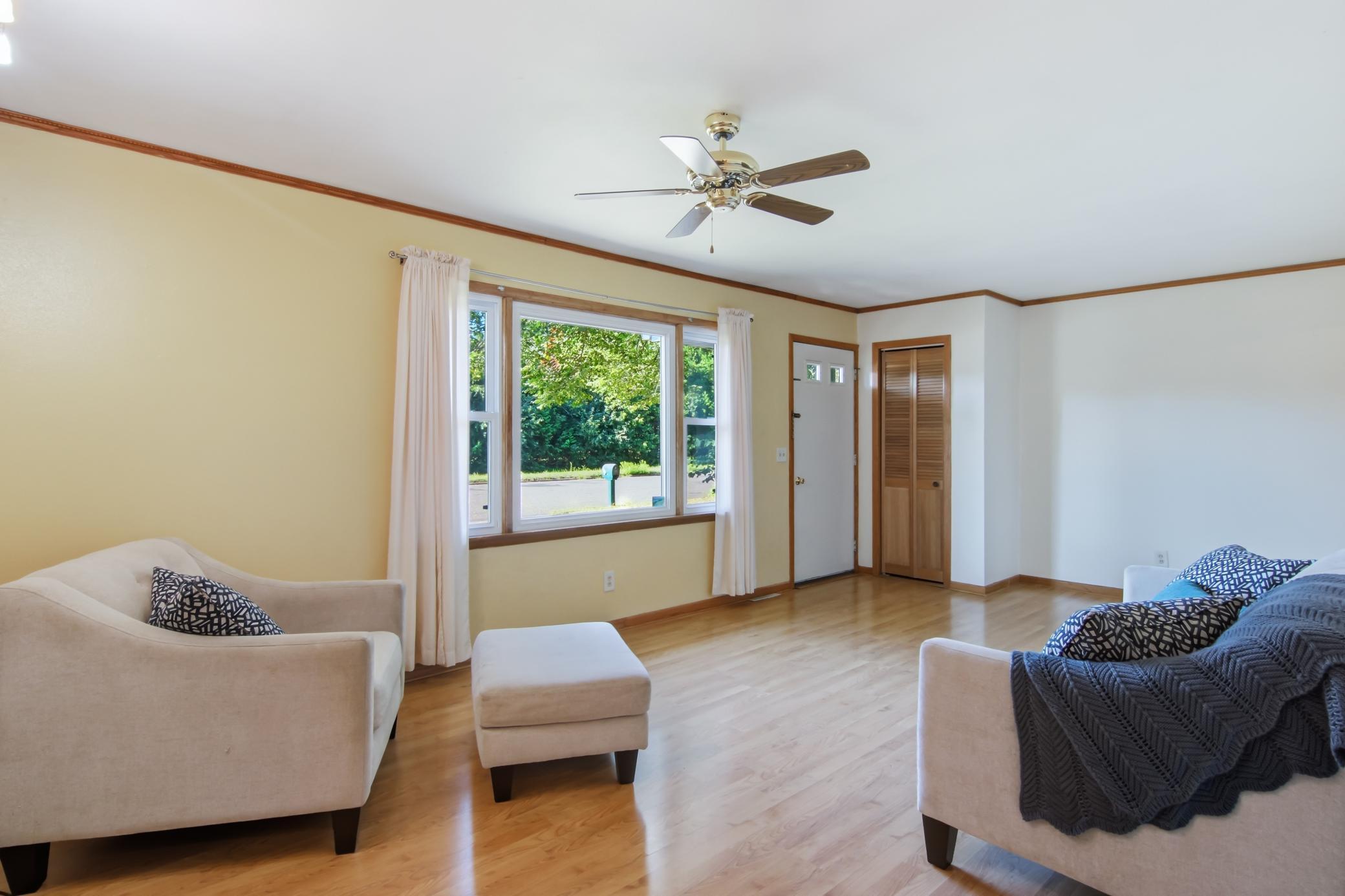 Large living room can accommodate various configurations