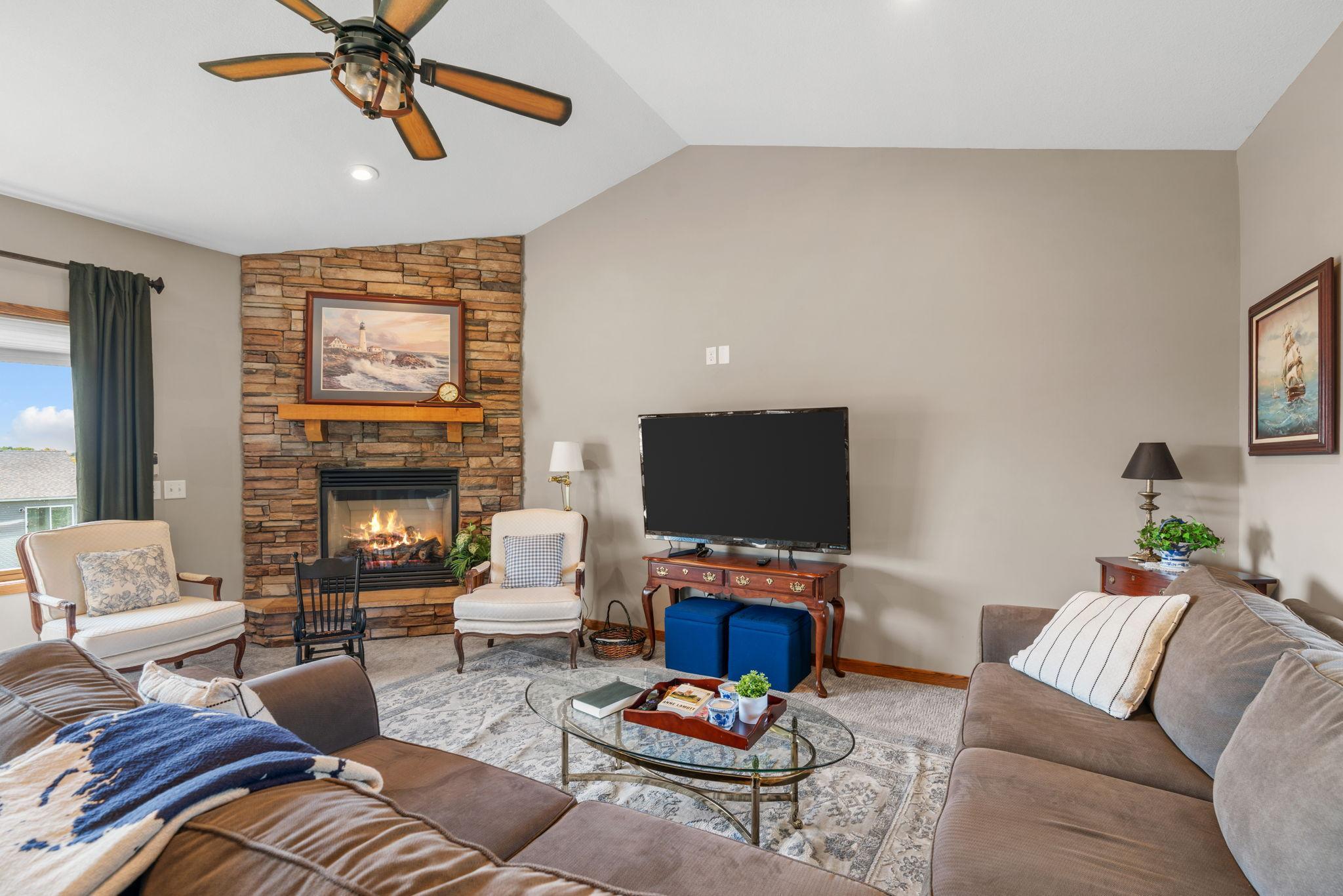 17-web-or-mls-930 Aspen Cir-17.jpg