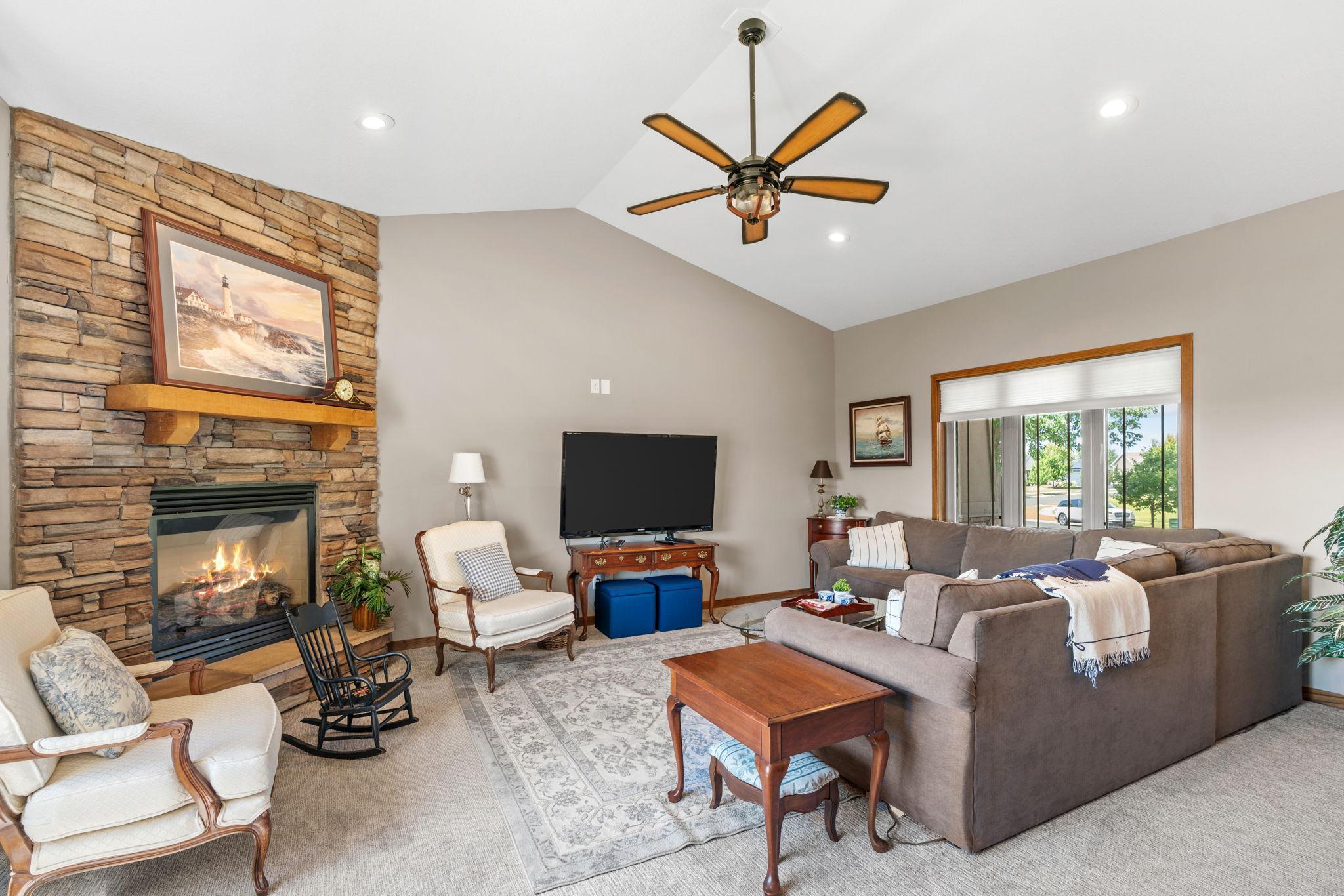 19-web-or-mls-930 Aspen Cir-19.jpg