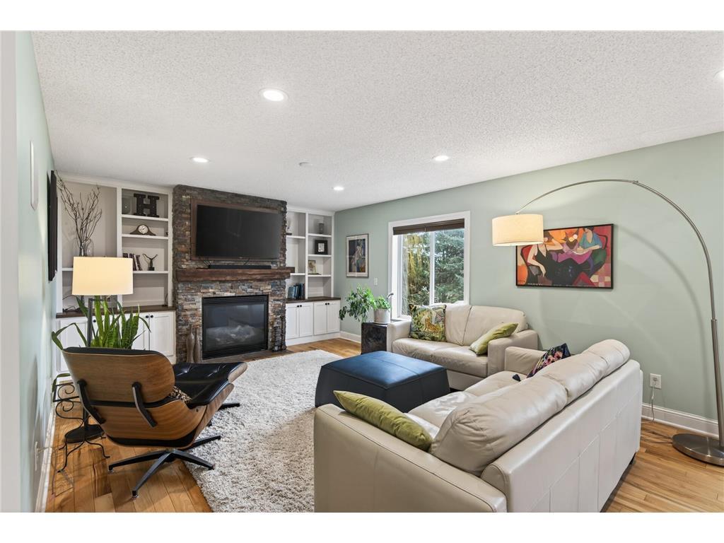 Cozy living room w/gas fireplace