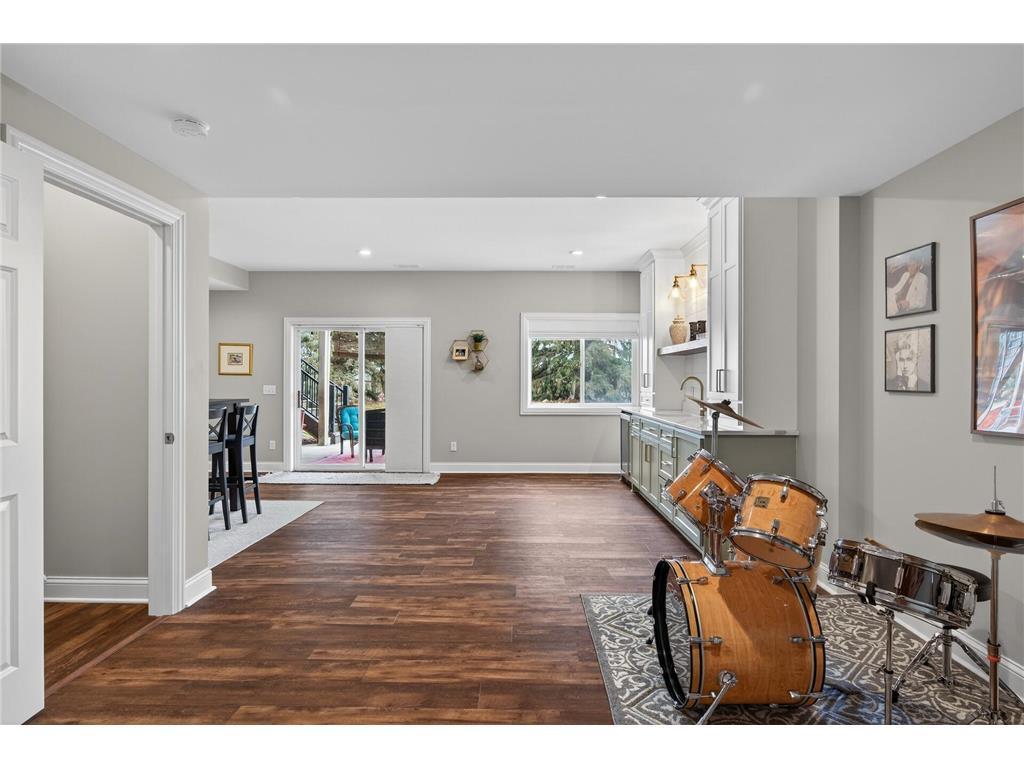 Room for pool table or ping pong