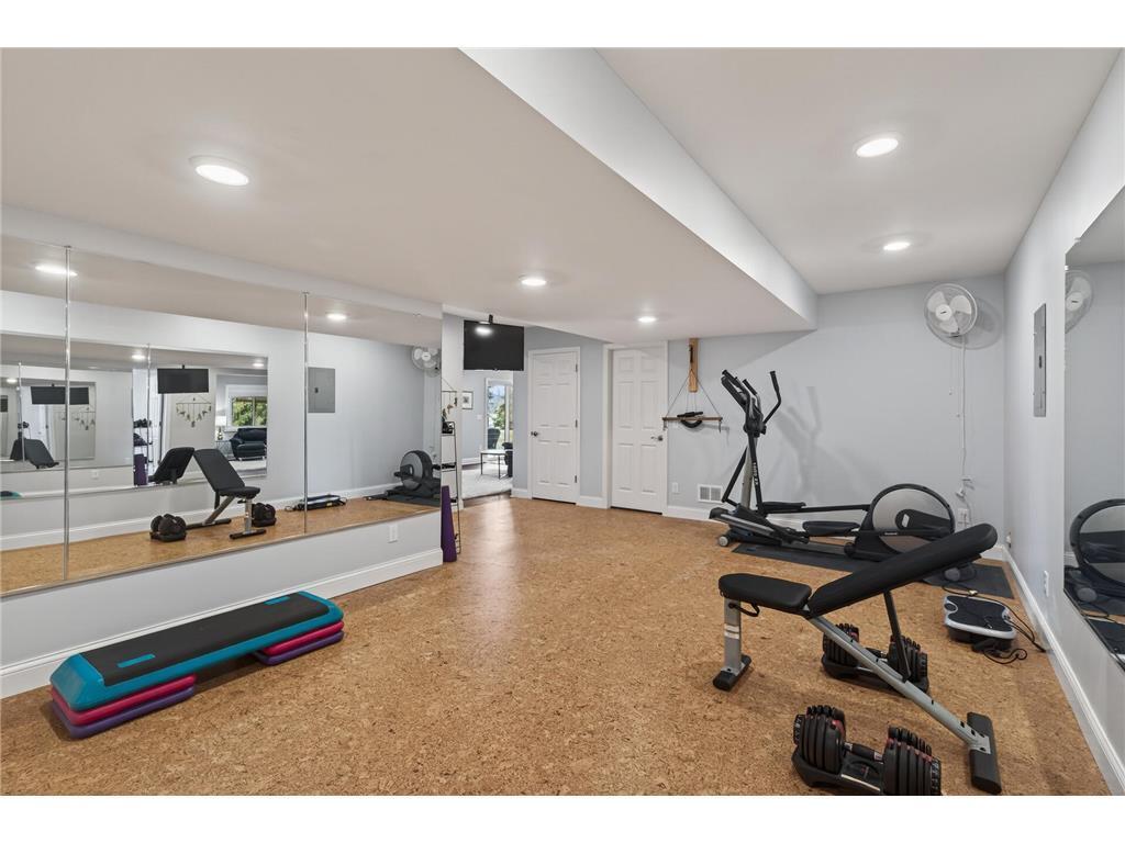 Surrounding mirrors. Perfect for a dancer