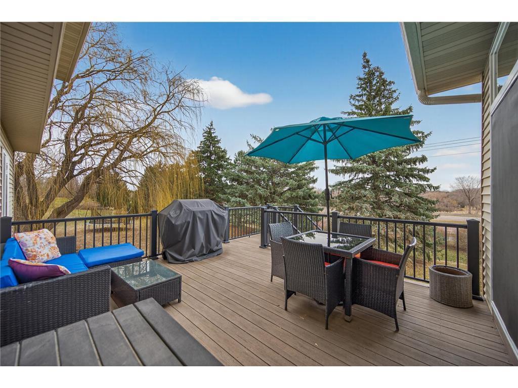 Maintance free deck w/ aluminum railing & stairs to the backyard