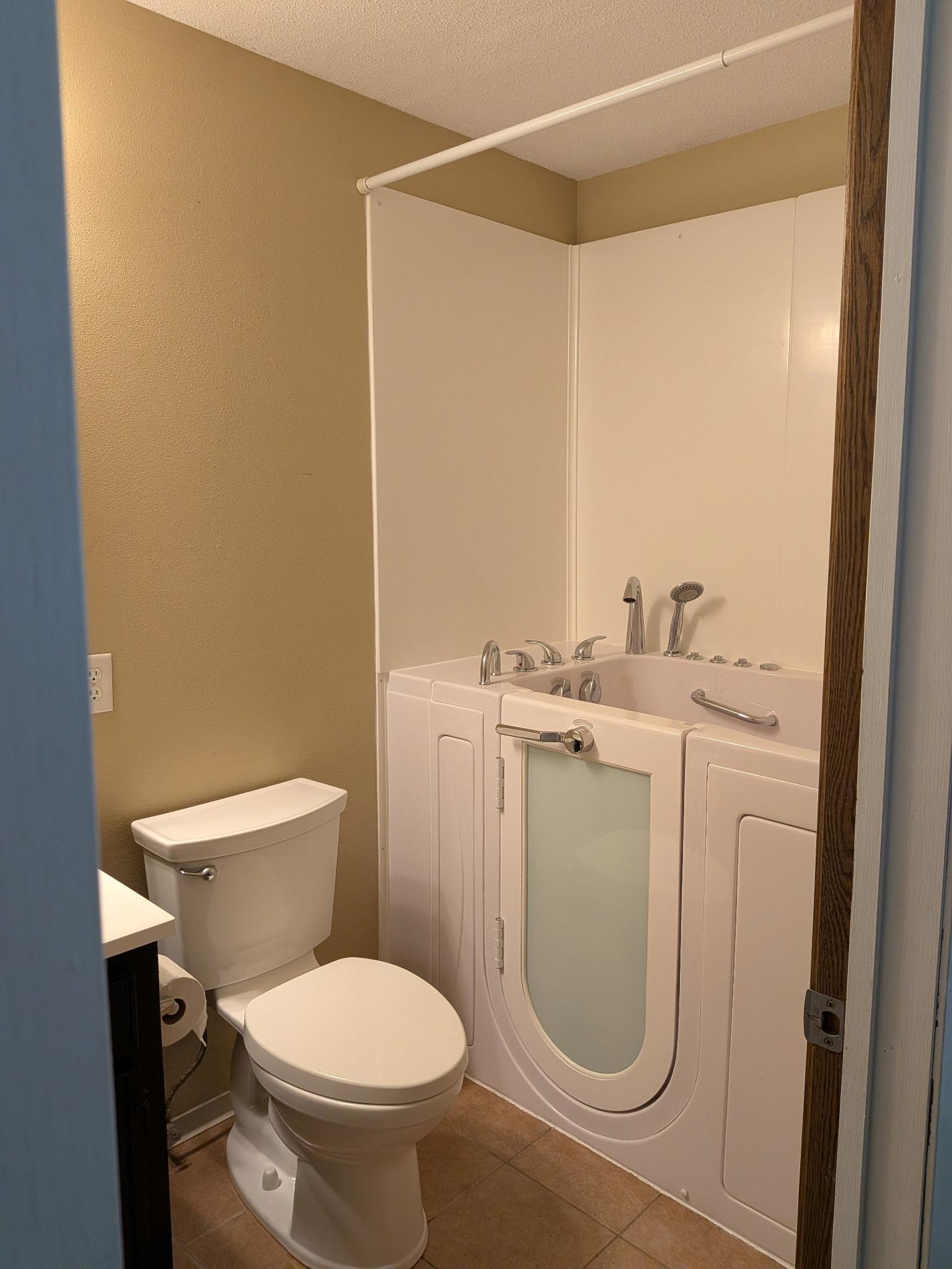 bath w/ walk-in tub