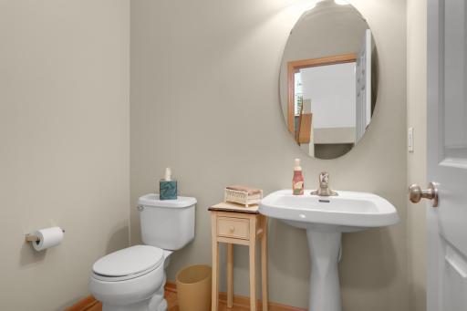 Main level 1/2 bath