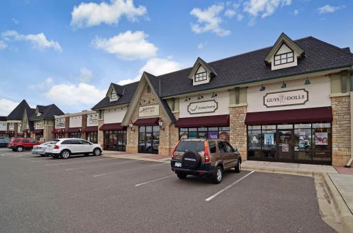 Close proximity to shopping, grocery stores, restaurants and more!