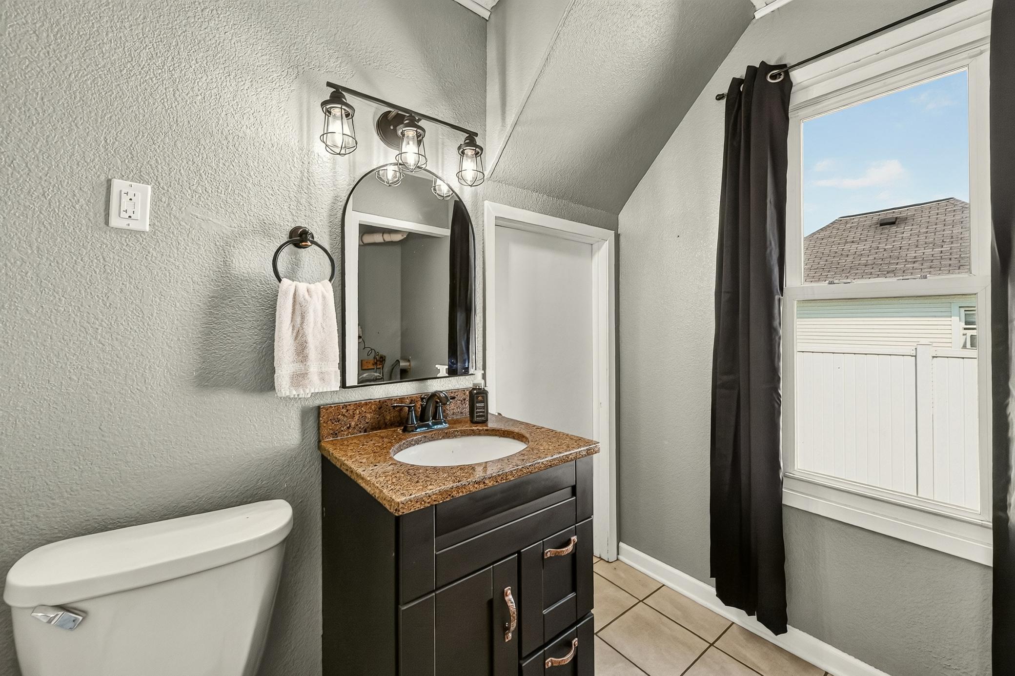 main bath.jpg