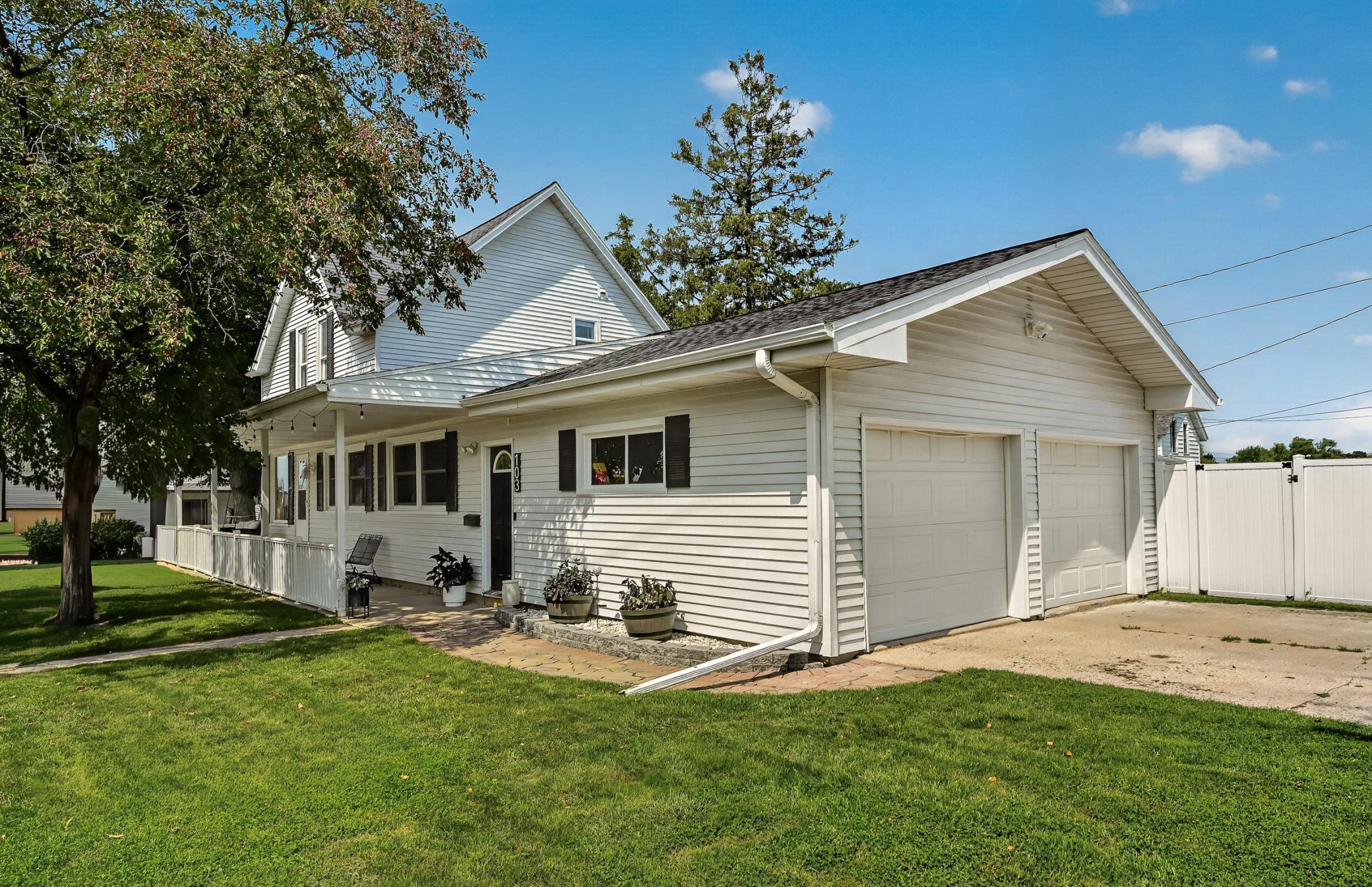House with garage pic.jpg