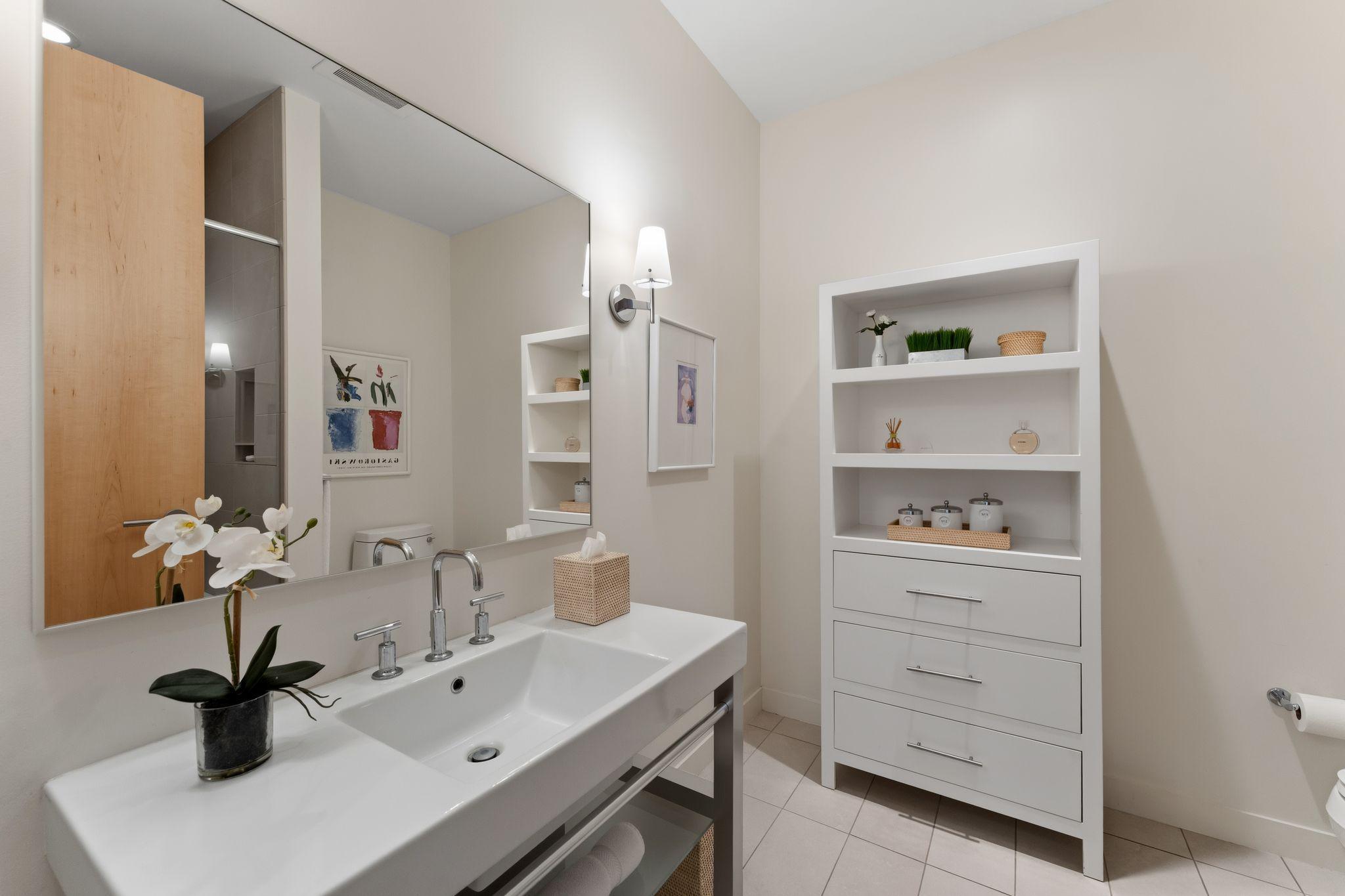 3/4 Bathroom with Tiled Shower