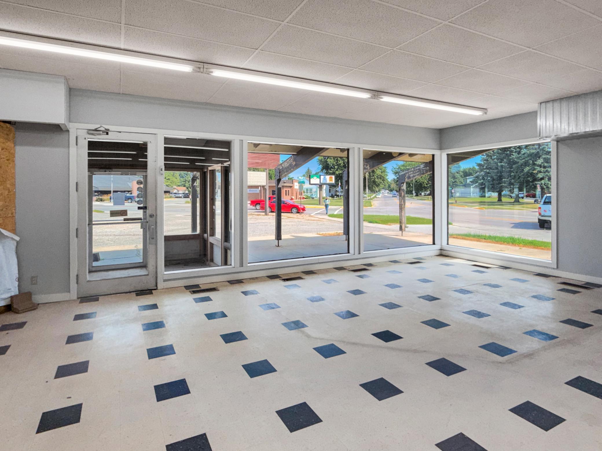 Front display room with great visibility