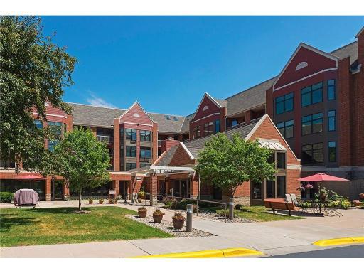 Welcome to 500 County Rd B in the Villa Parka Condominiums of Roseville!