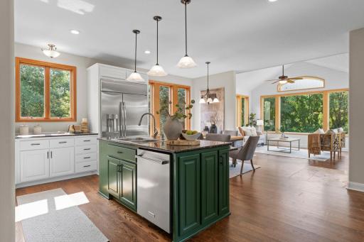 Beautiful center island offeing a breakfast bar and additional counterspace.
