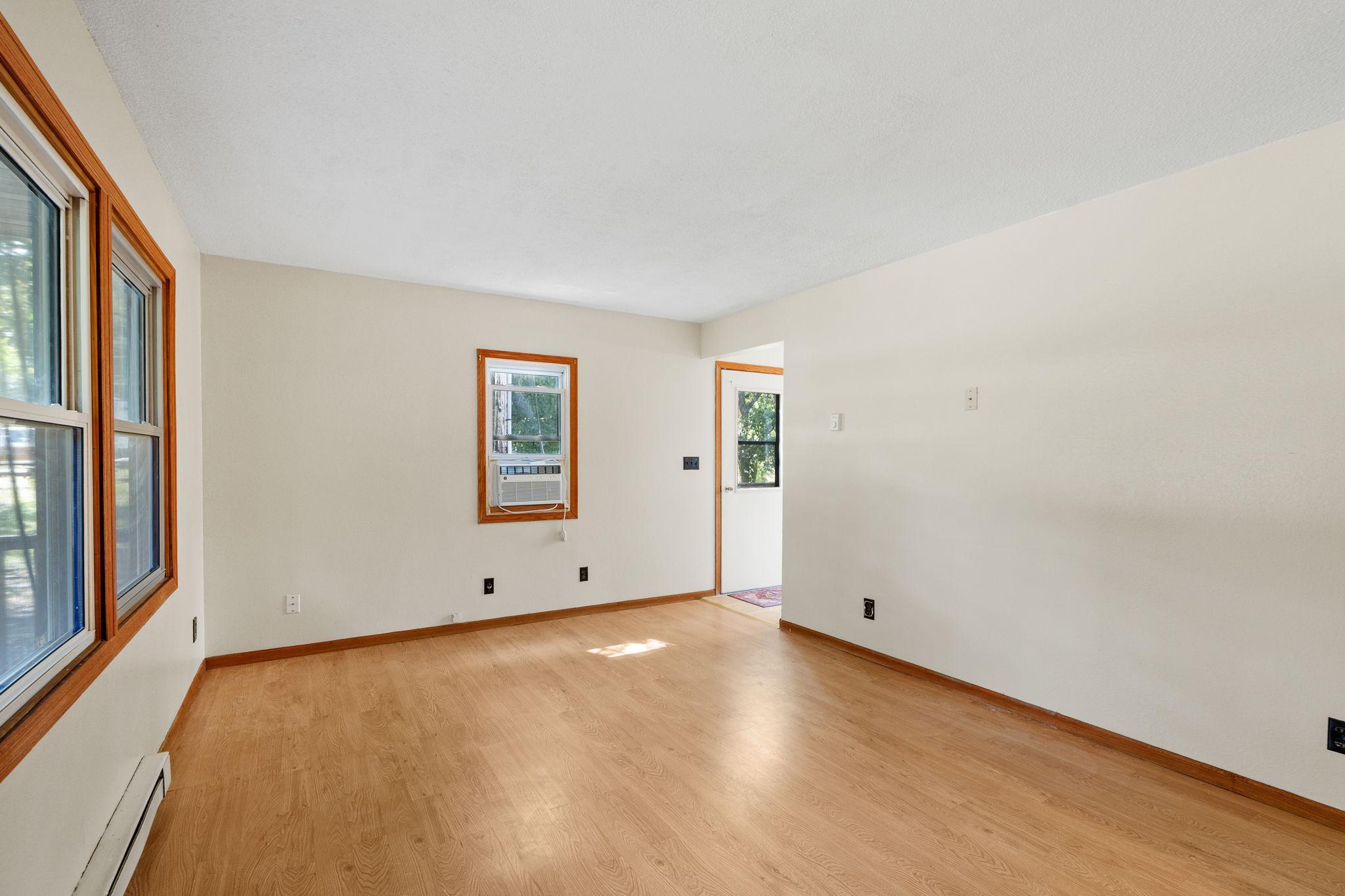 25-web-or-mls-16321 Iresfeld Ave-25.jpg