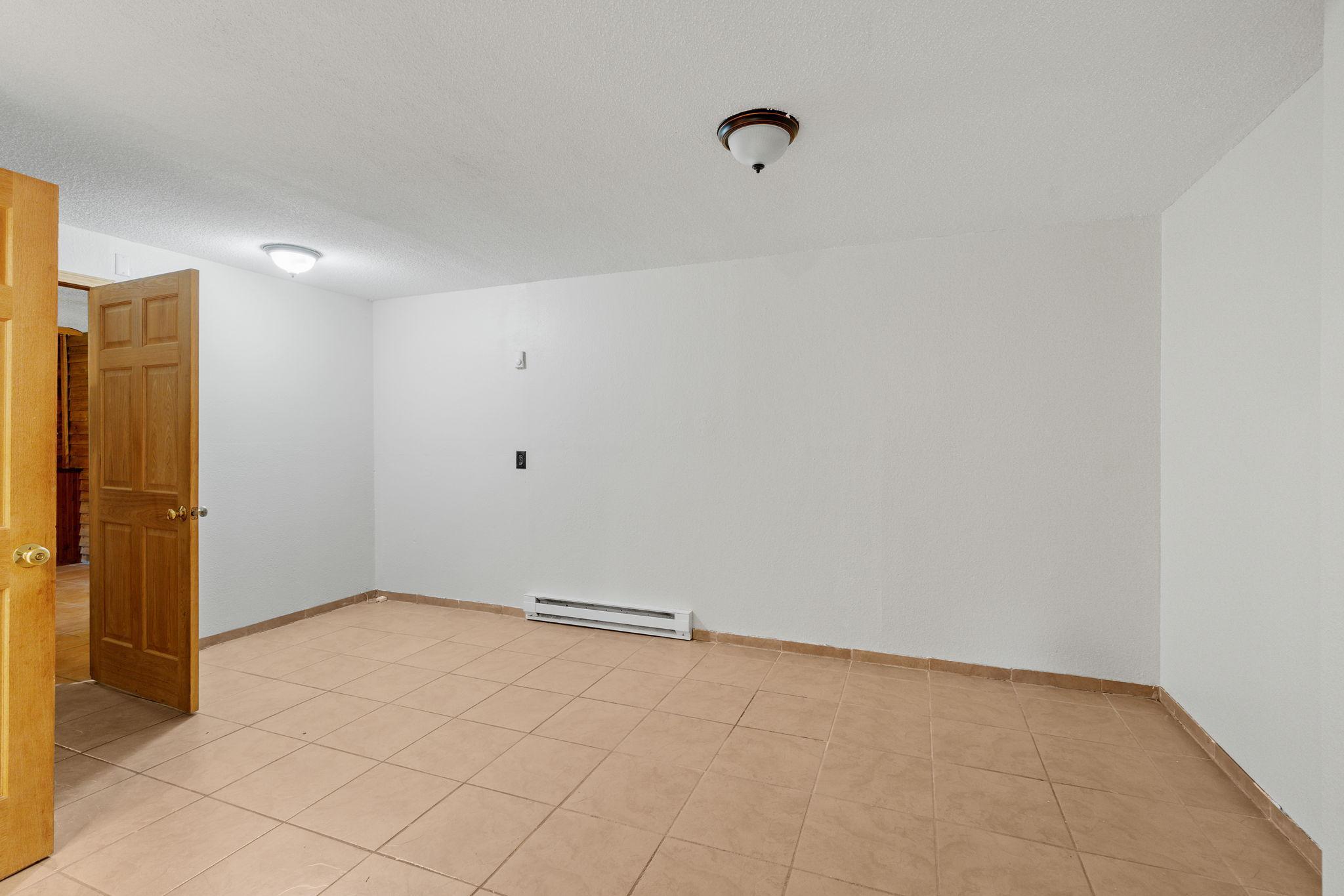 48-web-or-mls-16321 Iresfeld Ave-48.jpg