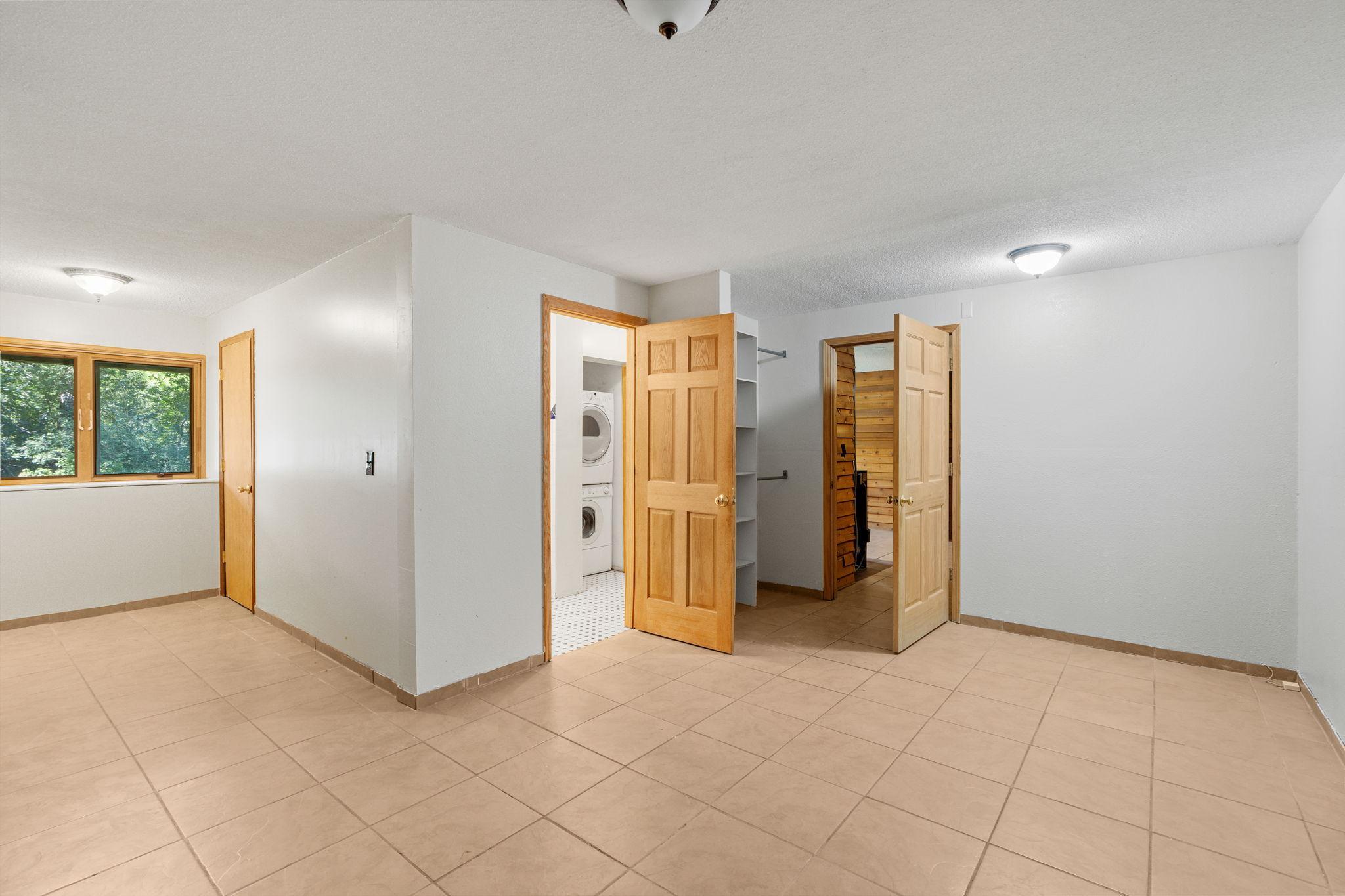 46-web-or-mls-16321 Iresfeld Ave-46.jpg