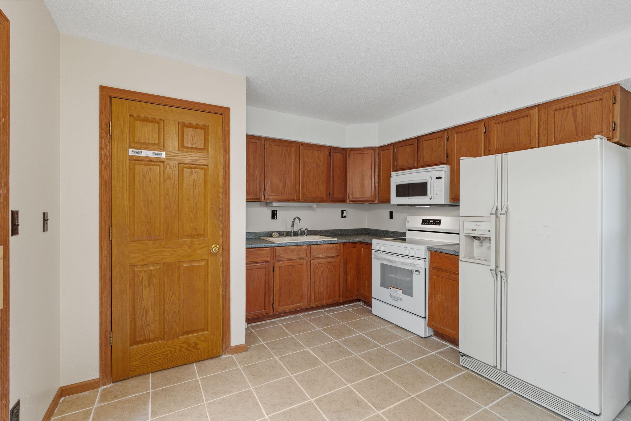 31-web-or-mls-16321 Iresfeld Ave-31.jpg
