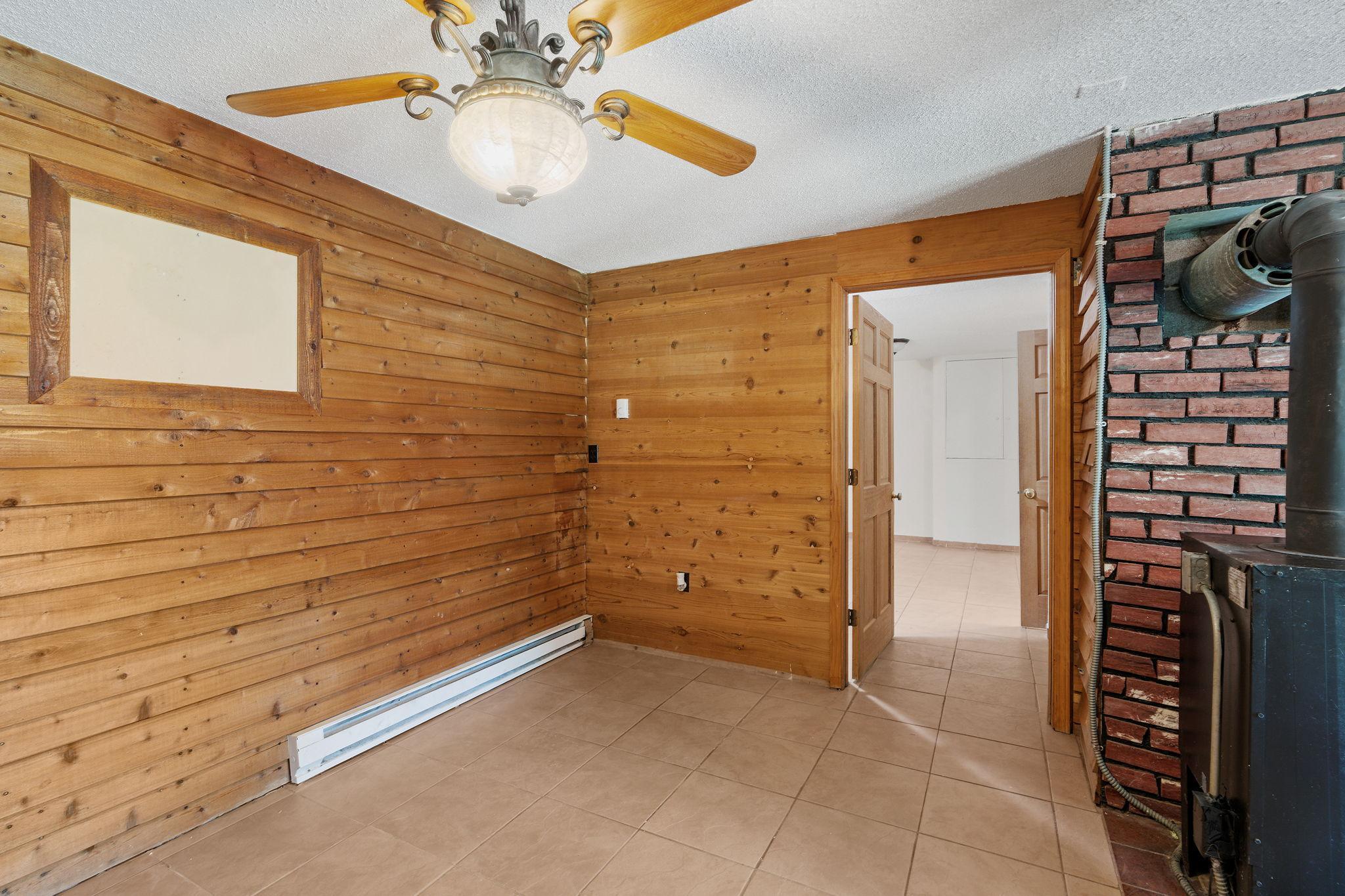 44-web-or-mls-16321 Iresfeld Ave-44.jpg