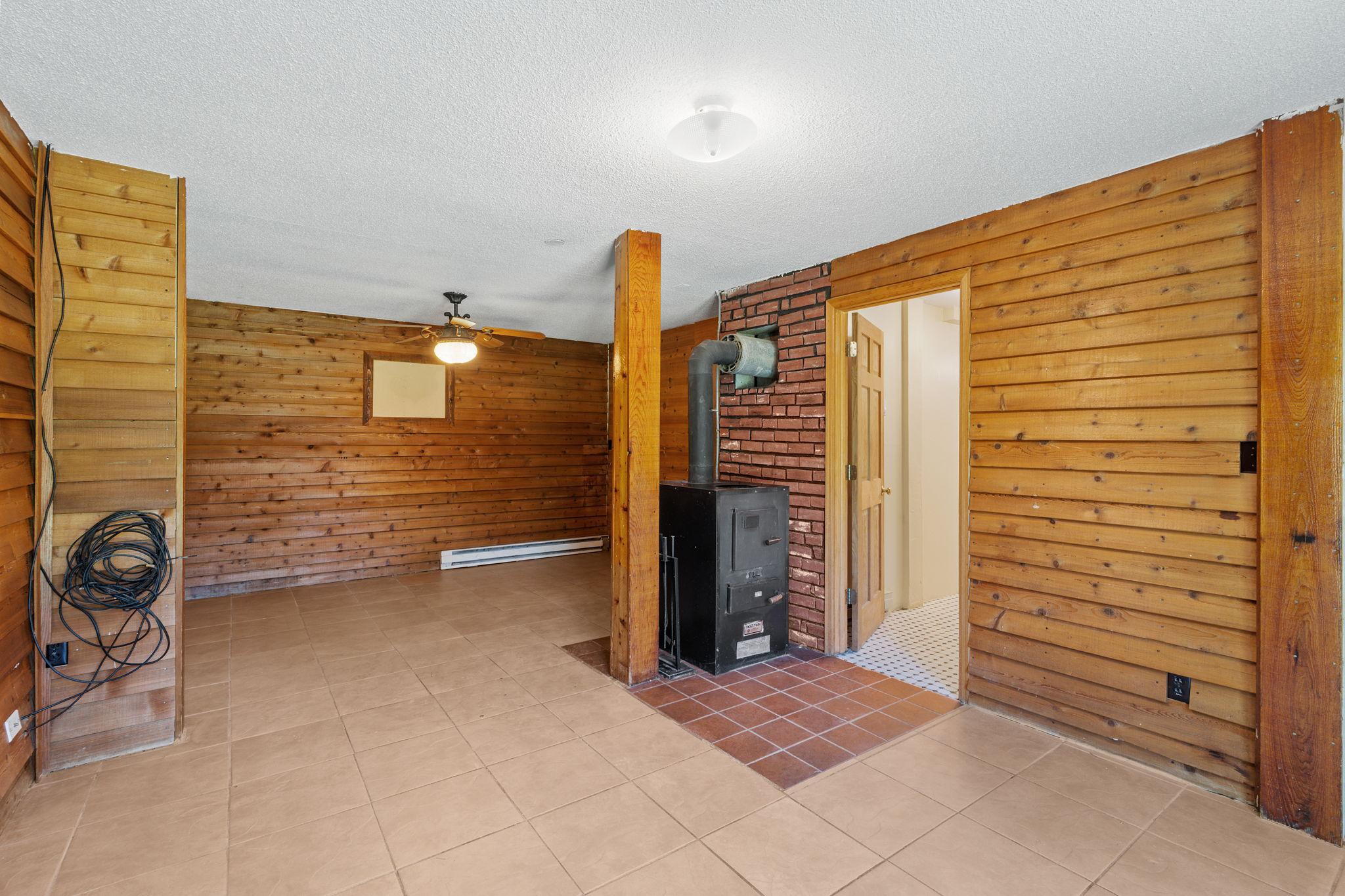 42-web-or-mls-16321 Iresfeld Ave-42.jpg