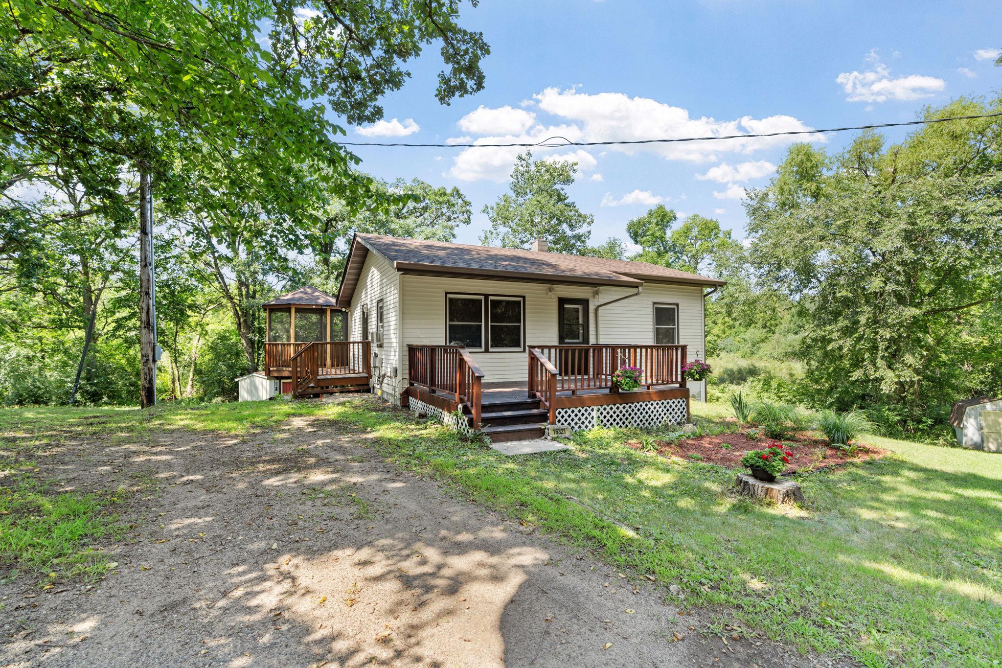 3-web-or-mls-16321 Iresfeld Ave-3.jpg