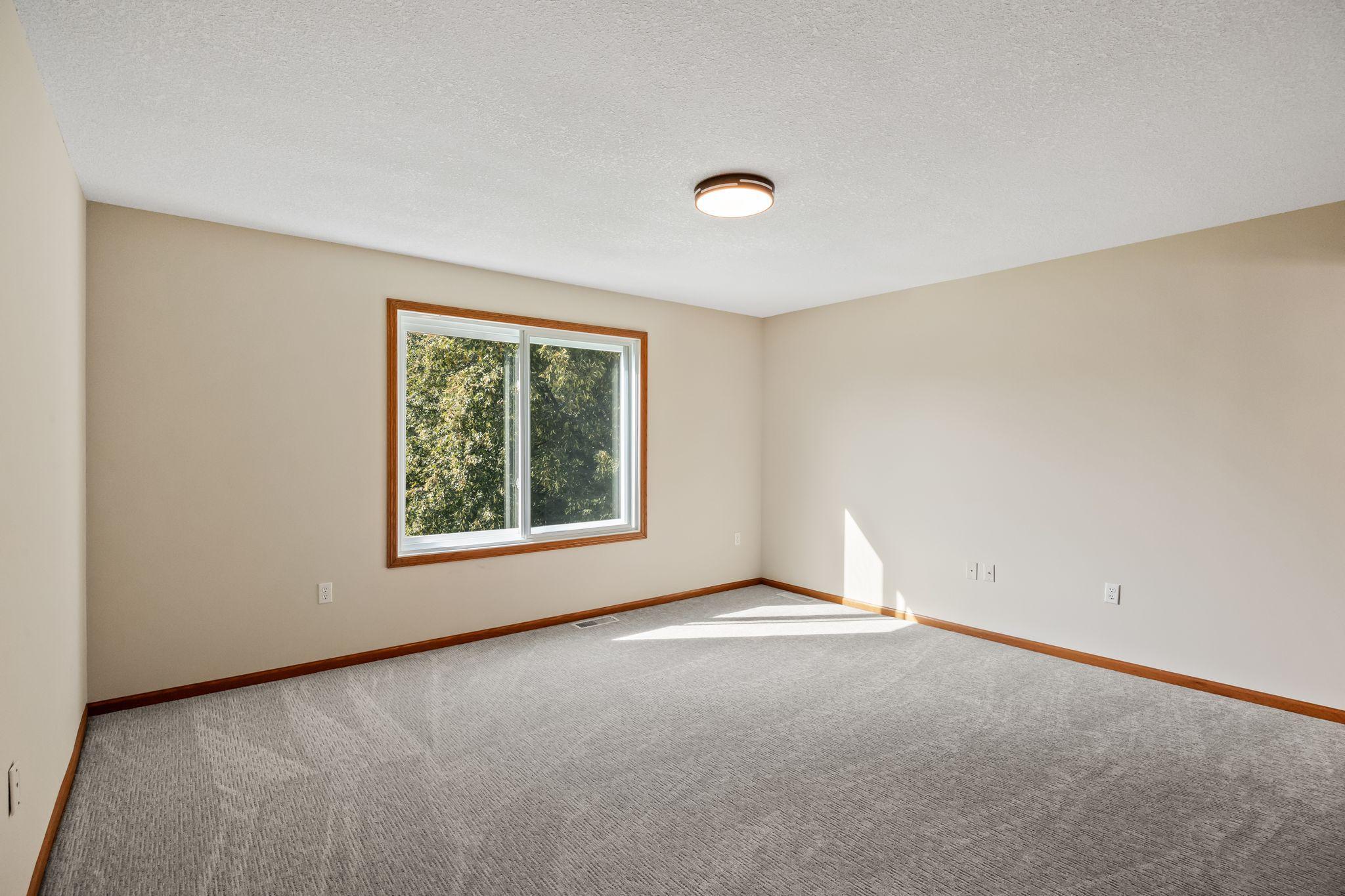 Spacious and bright bedroom primary.