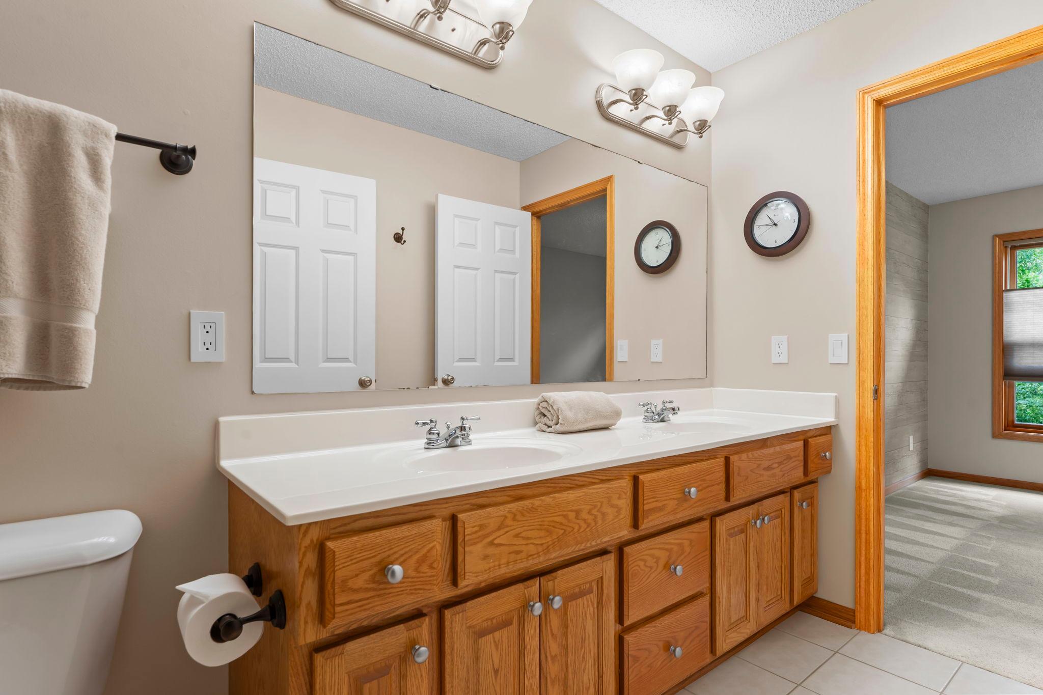Upper level full Jack and Jill bath