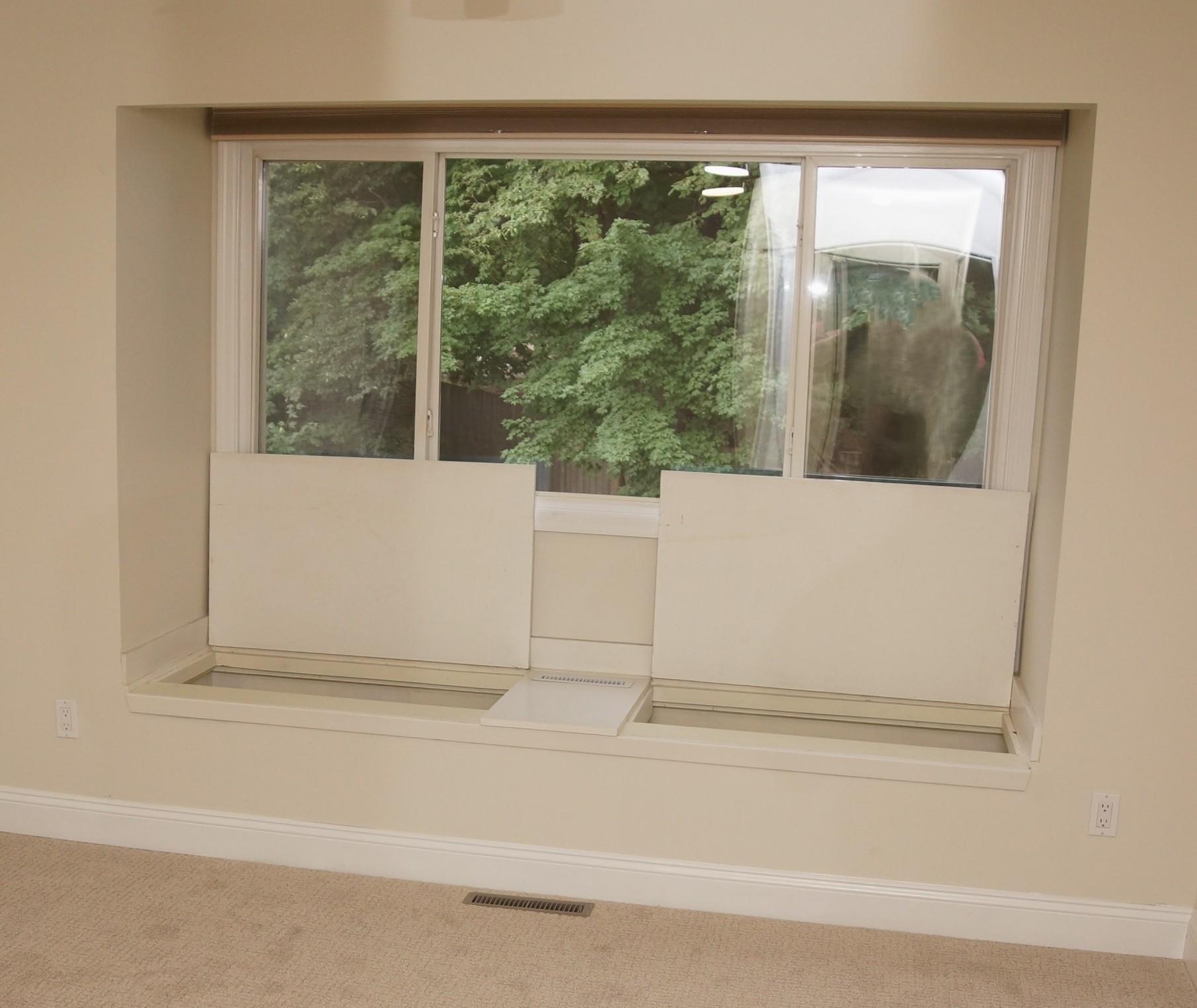Main Floor en suite with window seat that has storage underneath the benches! It is also freshly painted and has new carpeting!