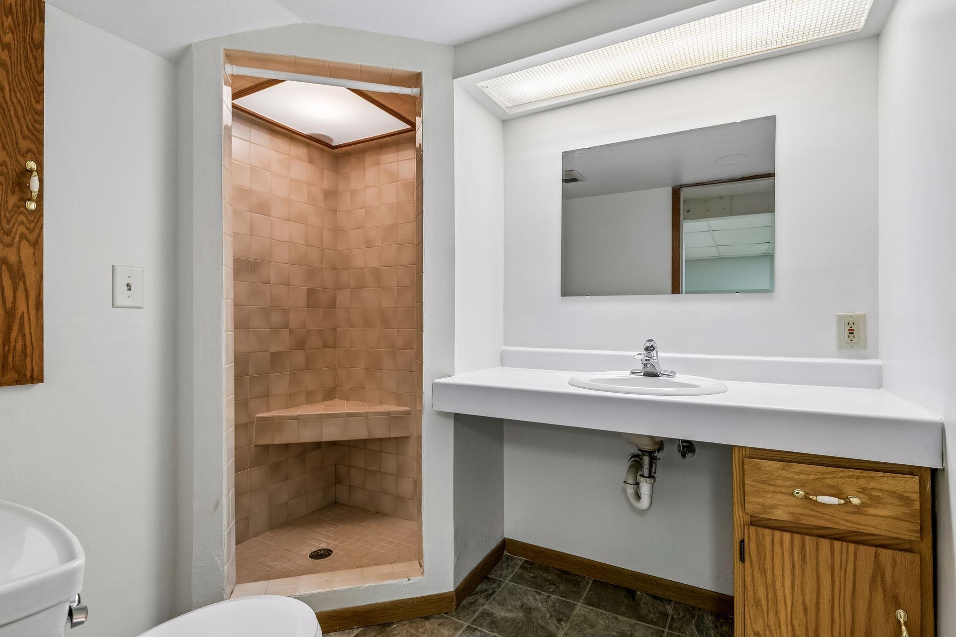 Lower level 3/4 bath