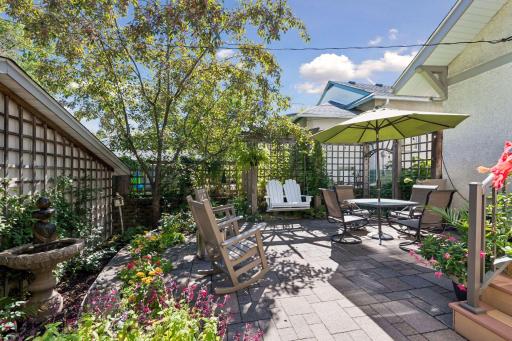 Private oasis - Composite decking, paver patio, pergolas, stunning perennials, hummingbirds and swinging Adirondack chairs.