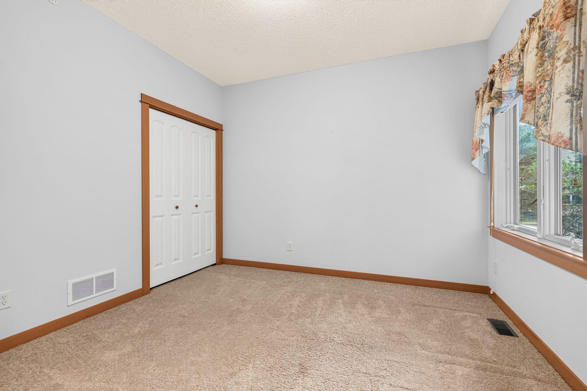 21-web-or-mls-5845 Oakgreen Court North Stillwater-28.jpg