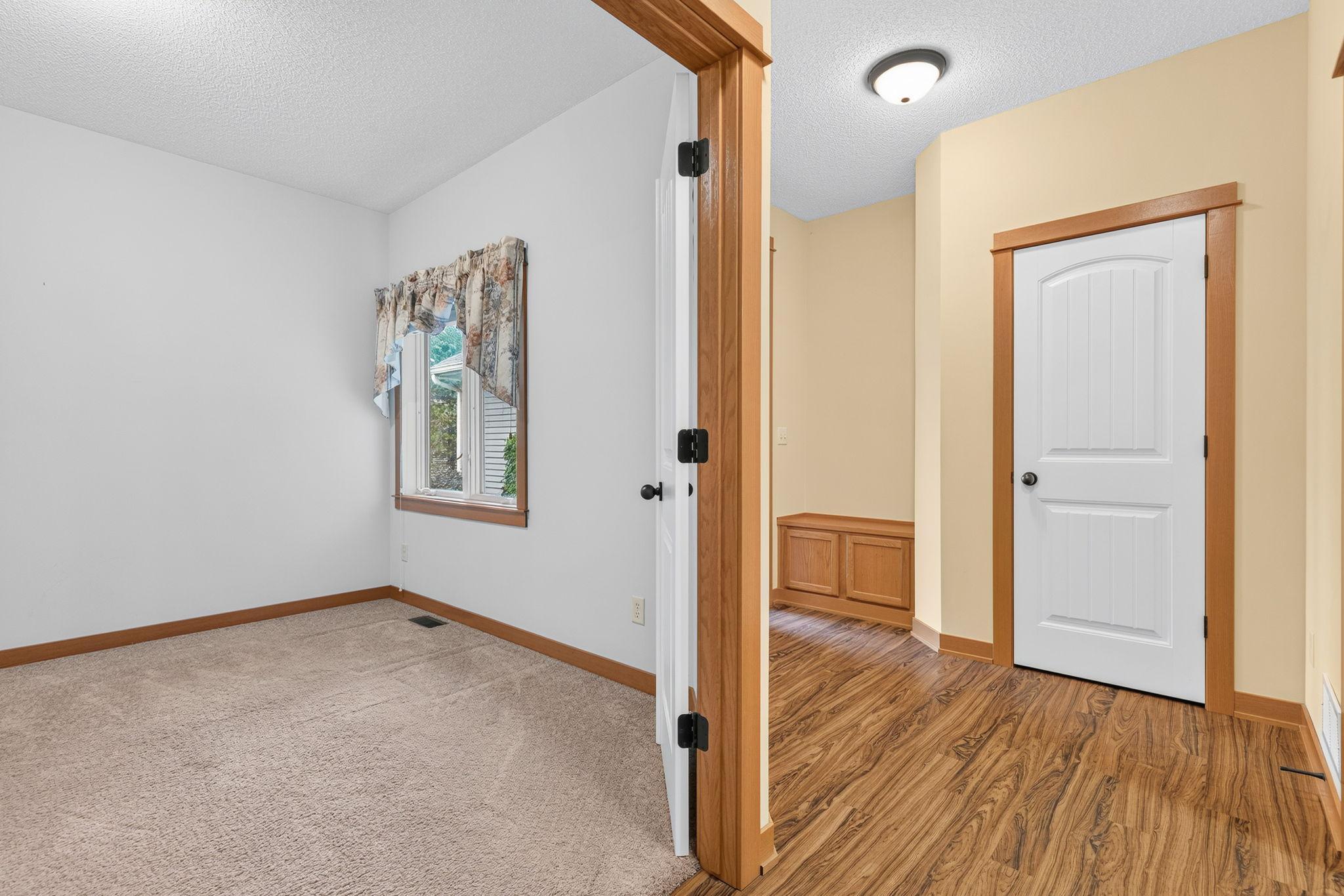 22-web-or-mls-5845 Oakgreen Court North Stillwater-30.jpg