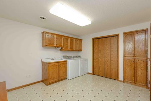811 4th Ave NE Barnesville-60.jpeg
