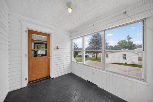 21.side entry porch off the kitchen