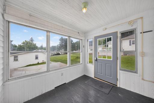 22.side entry porch off the kitchen