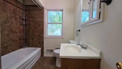 Full bath upper level.jpg