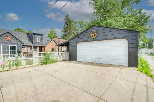7b2a32f56990ca76511446ff2a8627ea-rentals_large_1200_1200.jpg