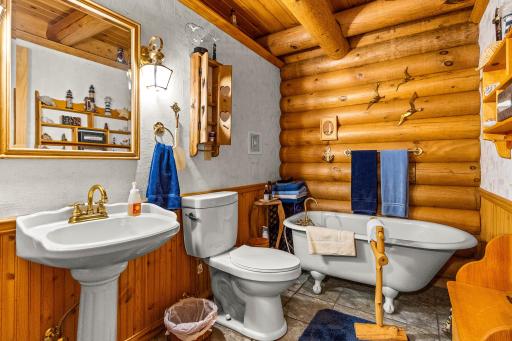 Main Level 3/4 Bath with tub