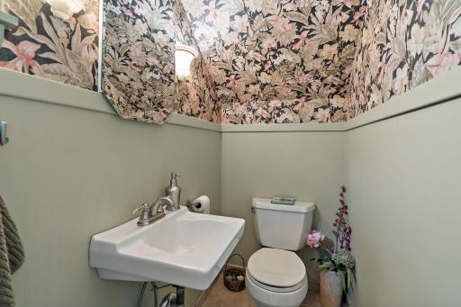 Upper Level 1/2 Bath