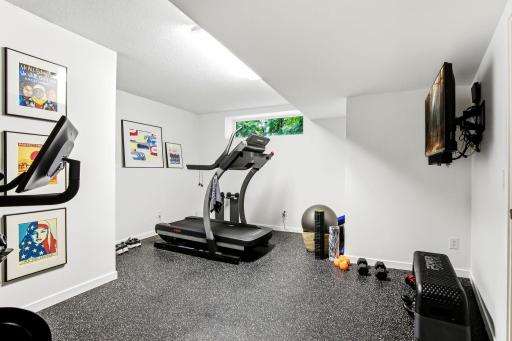 65-web-or-mls-20650-Bayview-Ct-65.jpg