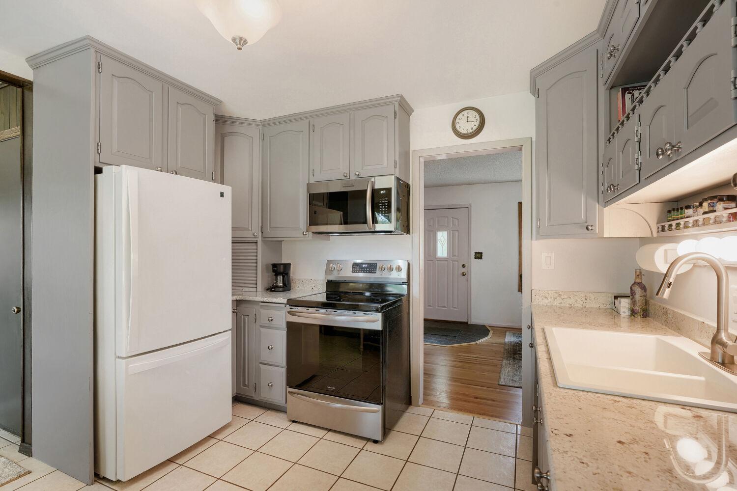 9242 15th Ave S - Web Quality - 012 - 12 Kitchen.jpg