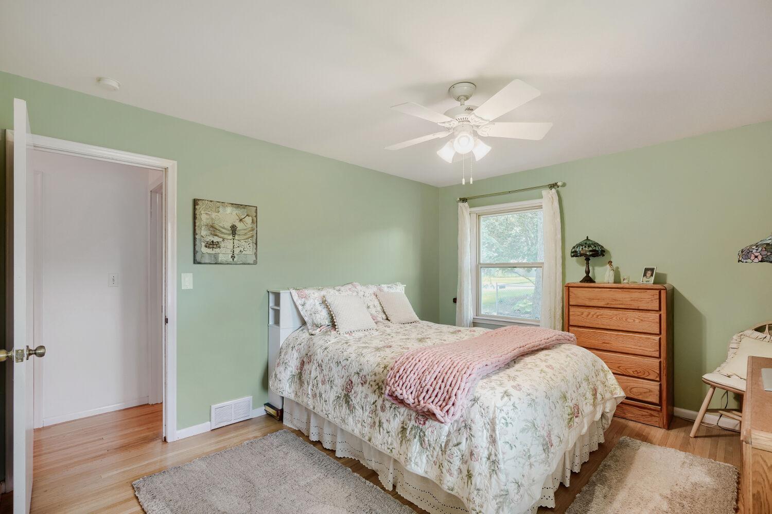 9242 15th Ave S - Web Quality - 018 - 18 Primary Bedroom.jpg