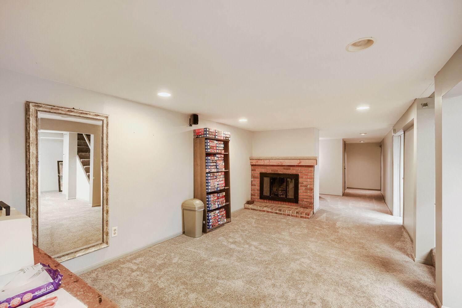 9242 15th Ave S - Web Quality - 016 - 16 Family Room.jpg