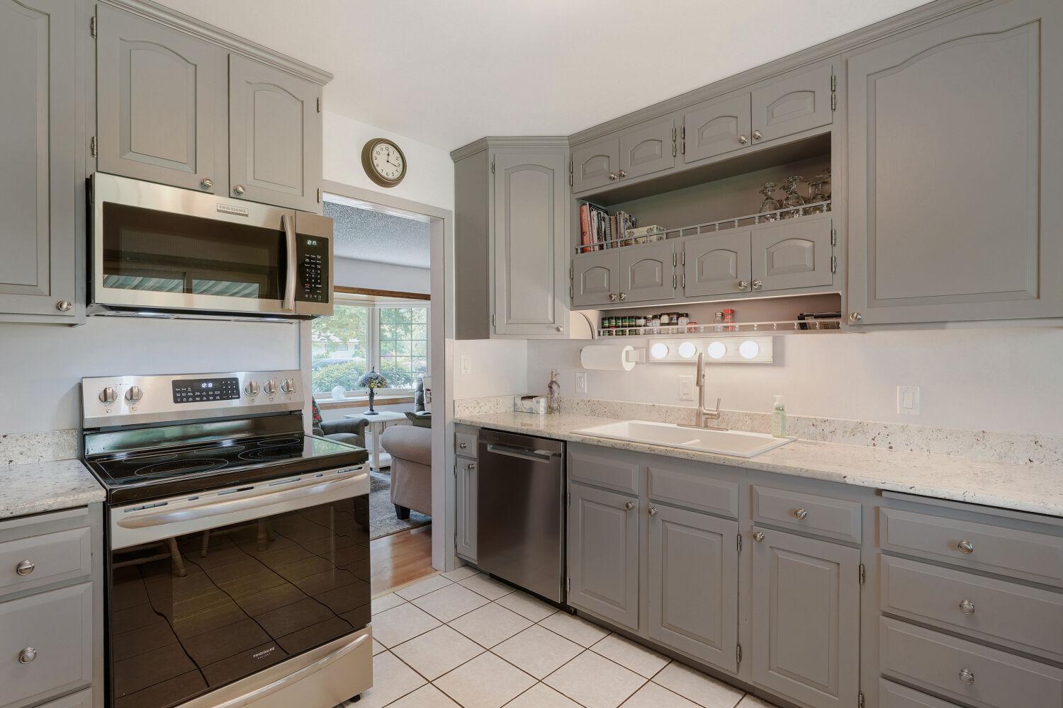 9242 15th Ave S - Web Quality - 013 - 13 Kitchen.jpg