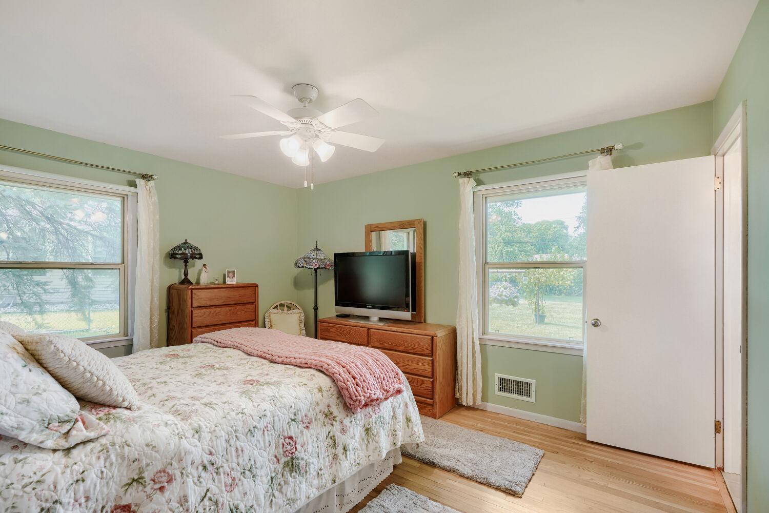 9242 15th Ave S - Web Quality - 017 - 17 Primary Bedroom.jpg