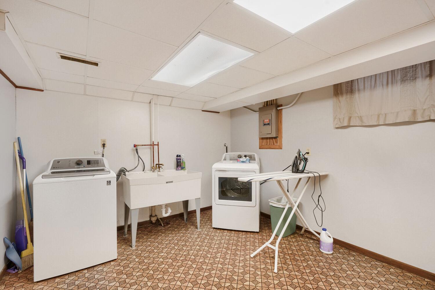 9242 15th Ave S - Web Quality - 025 - 25 Laundry Room.jpg